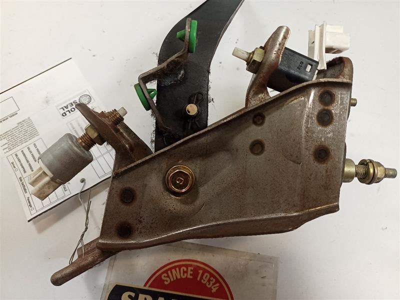 19952004 Toyota Clutch Pedal Arm Lever Assembly Bracket 9800457