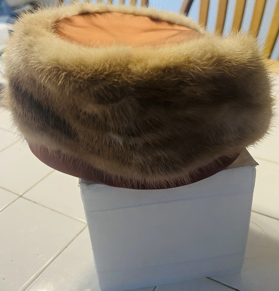 Auténtico sombrero vintage - años 50’s-1960’s rubio visón/pastillero satinado. Foto 2 de 4