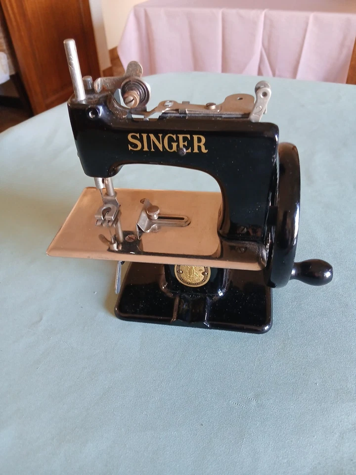 ANCIENNE PETITE MACHINE A COUDRE SINGER JOUET ENFANT FONTE ALUMINIUM - Photo 2/4