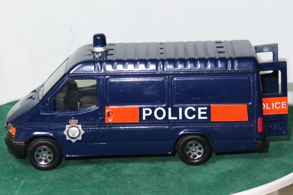 Corgi Ford Transit police car die-cast model 1/43 - Image 2 of 4
