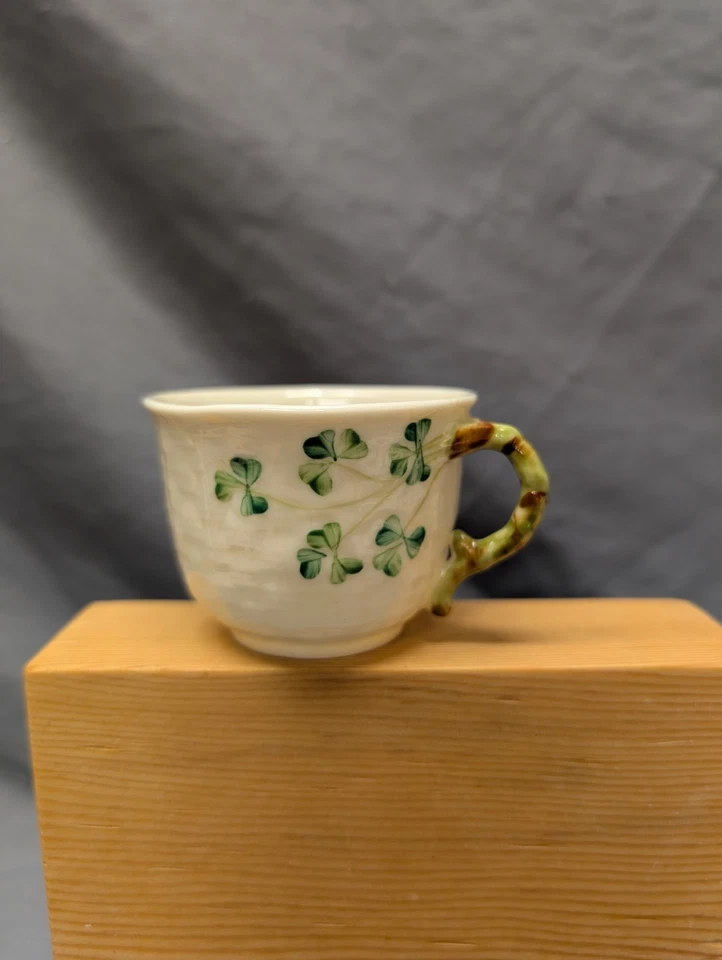 Belleek винтажный фарфора трилистник чайная чашка 7 золотой знак - Изображение 2 из 3