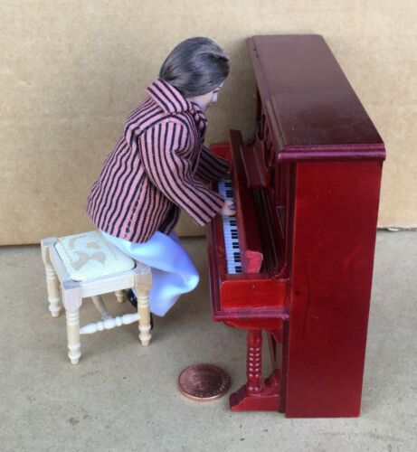Play It Again Germaine On A Brown Wooden Piano Tumdee 1:12 Scale Dolls House - Afbeelding 1 van 6