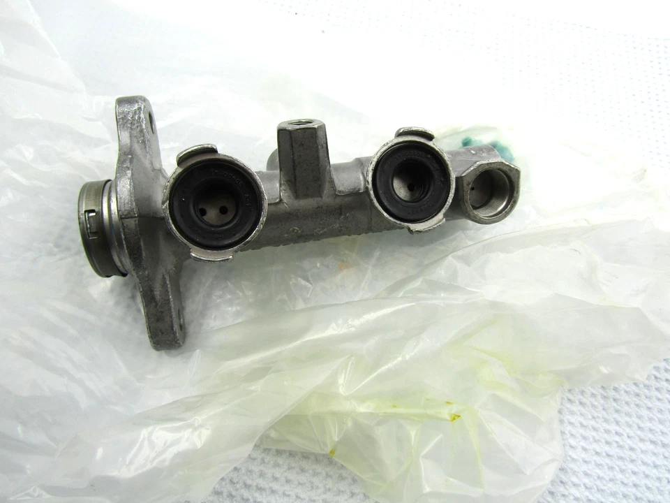 Cilindro maestro de freno sin ABS Cardone 11-2650 para 93-07 Nissan Máxima Altima Inf Foto 2 de 3