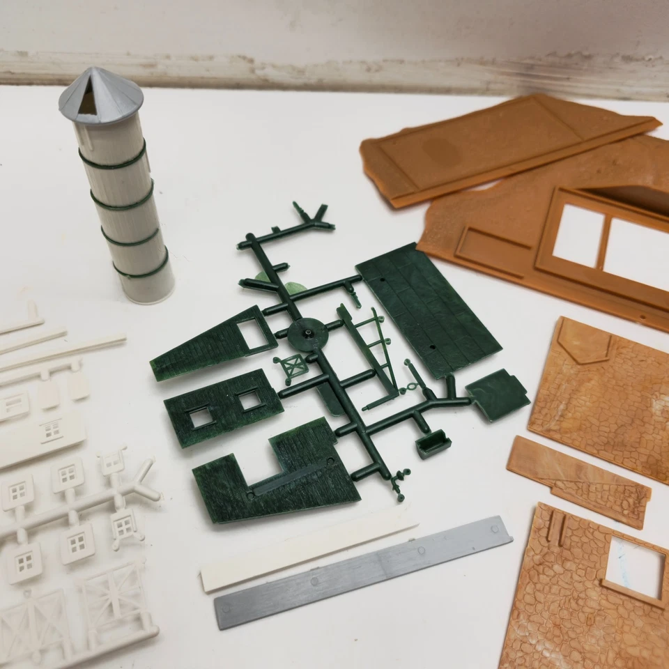 Model Power Barn Silo & Chicken Coop No. 1517 N-Scale Model Railroad Kit Vintage - Image 3 of 4