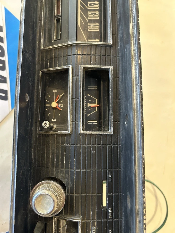 Dodge Coronet R/T 1967 150 MPH cuadro de instrumentos indicadores reloj y radio mopar Foto 4 de 4