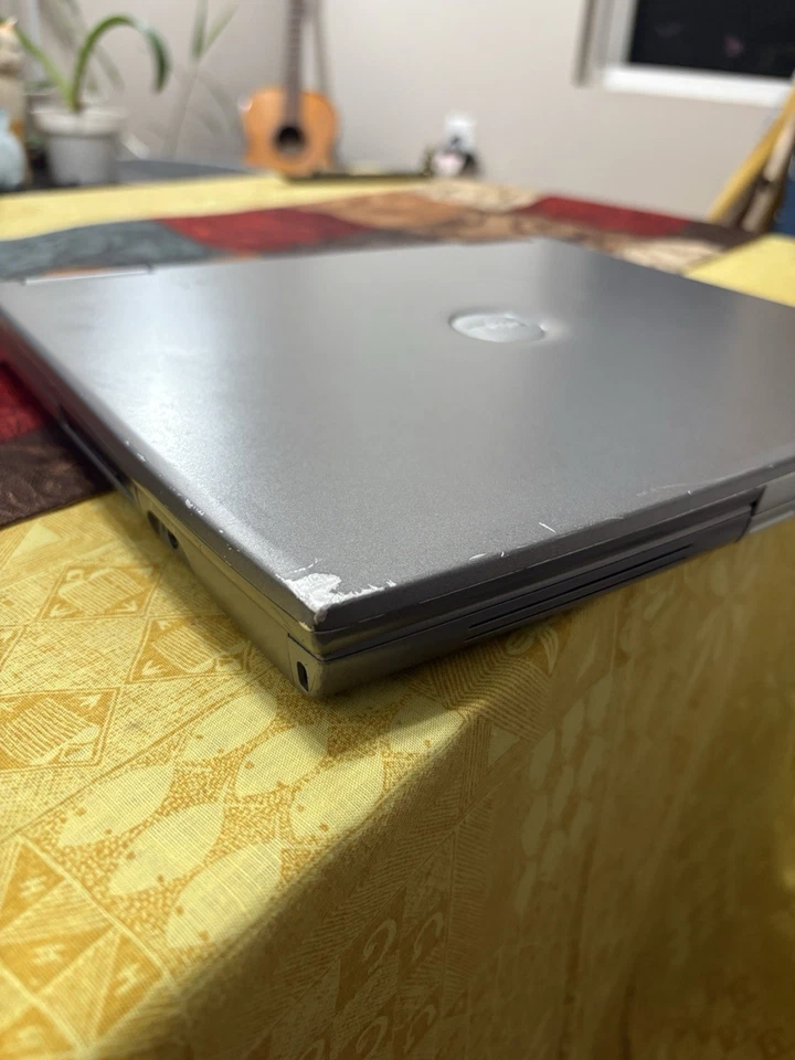 Laptop Dell Latitude D600 Vintage Funciona con Cargador Original y Batería Nueva Foto 3 de 4