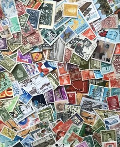 lotto di CINQUEMILA 5000 5.000 francobolli mondiali a peso 275 grammi mondo