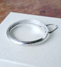 Vtg STERLING SILVER 925 Etched HINGED BANGLE Baby BRACELET Approx. 2in Diameter