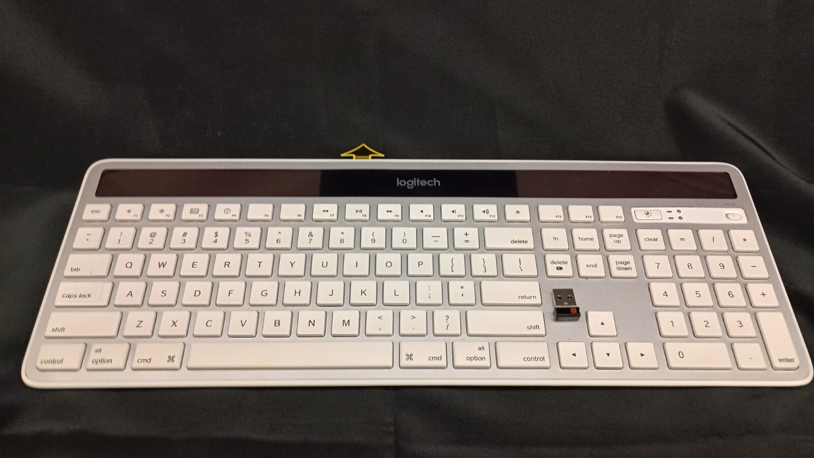 Logitech K750  Wireless Solar Keyboard Silver and white with dongle EUC