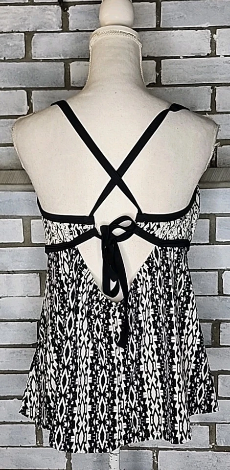 ☆ Top de natación Tankini forrado So Junior talla grande 2X estampado geométrico blanco y negro  Foto 4 de 4