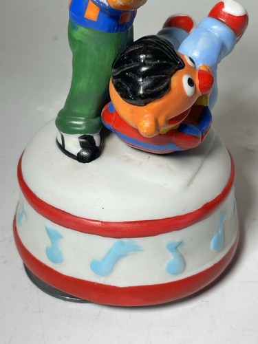 Caja de música giratoria de colección Sesame Street Bert & Ernie reproduce el tema de Sesame Street - Imagen 11 de 12