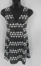 H&M Black & White V-Neck Midi Dress Fit &Flare Knee Length Sz Medium - Very Good