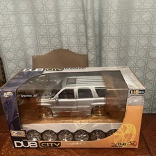NUOVO Dub City Dubshop 1:18 pressofuso model kit 2002 argento Cadillac Escalade ruote