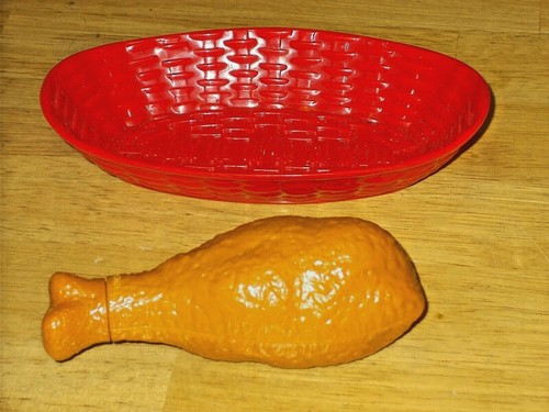 VINTAGE FISHER PRICE SPASS MIT ESSEN HUHN TROMMELSTOCK & ROTEM KORB - Bild 3 von 4