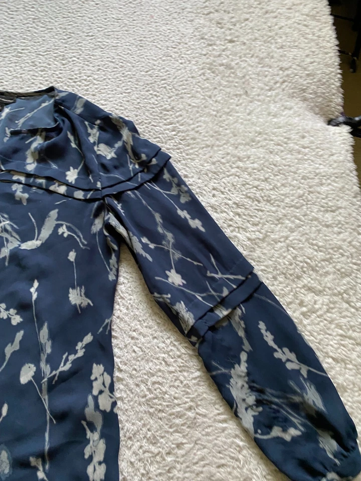 Blusa plisada floral de manga larga verde talla L Banana Republic para mujer Foto 3 de 4