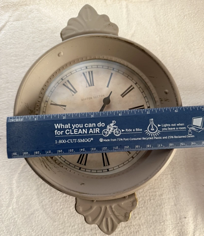 Reloj de pared Ashton Sutton pequeño verde pálido envejecido Foto 3 de 4