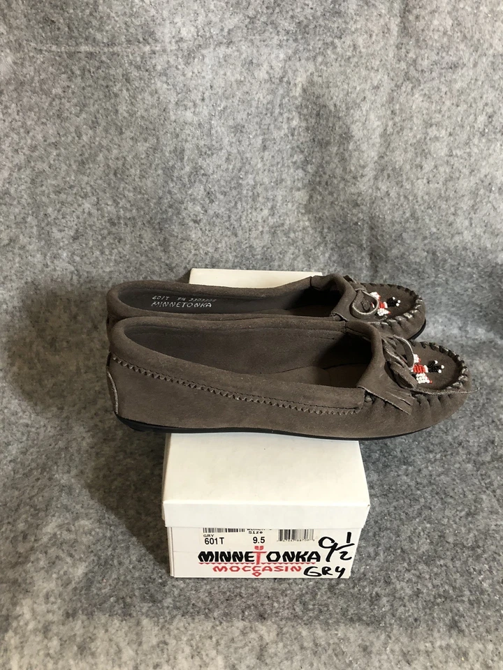Minnetonka Slipper 9.5 Grey Suede Thunderbird II Kilty Moccasin w Tags and Box - Image 2 of 4