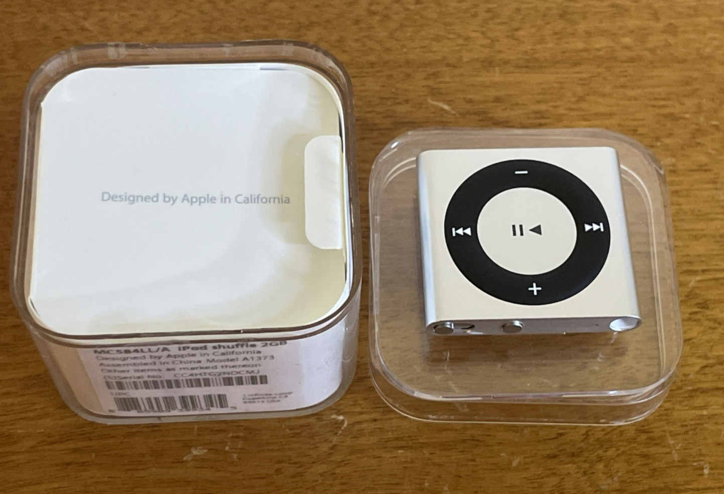 Apple iPod shuffle 4th Generation Silver (2 GB) MC584LL/A A1