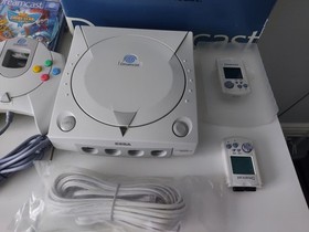 Sega Dreamcast Console (PAL) Boxed With Extra Controller, VMU's & Games