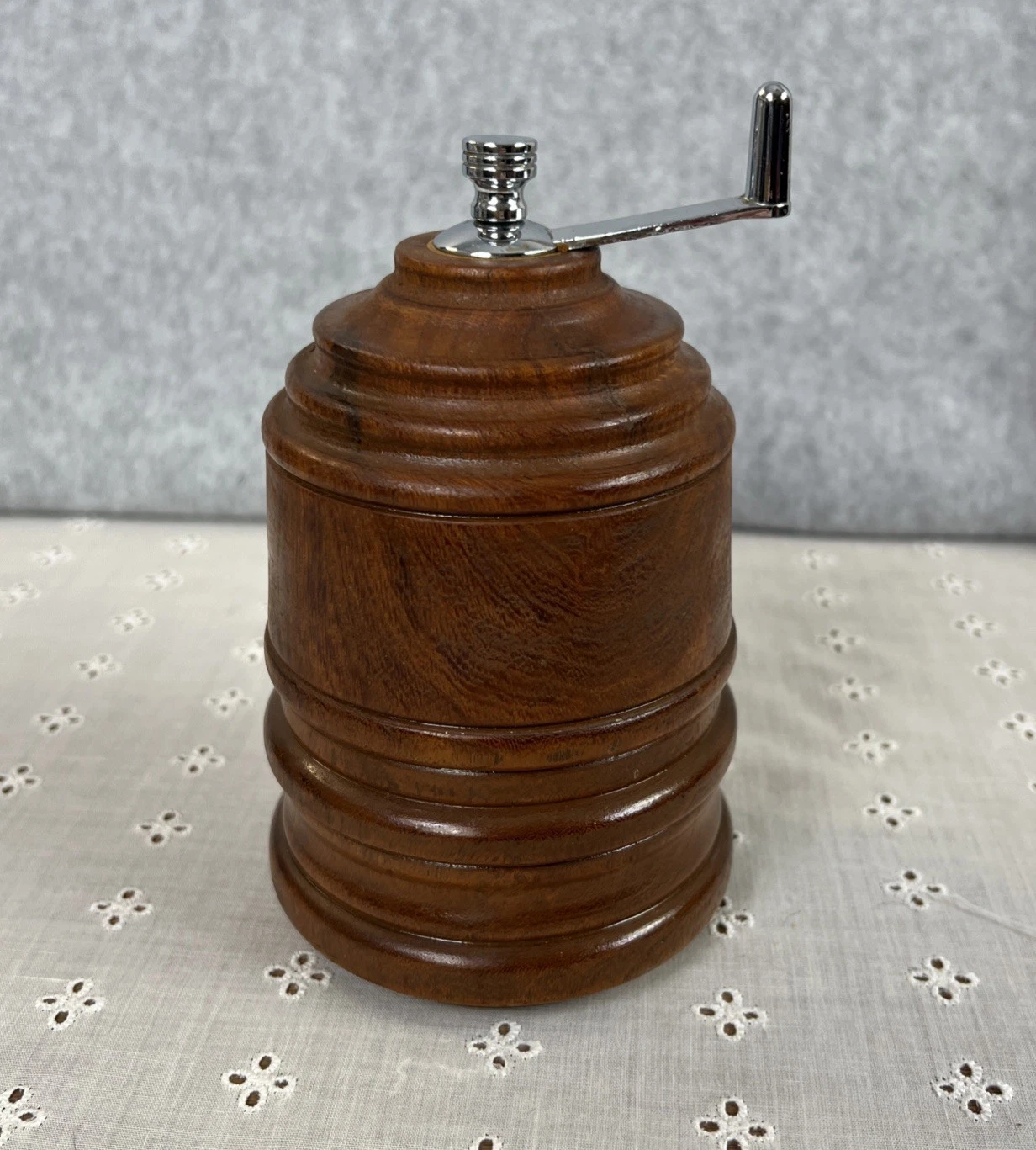 Vtg Wooden Pepper Mill Grinder Leeds Engineering Corp Calif. Walnut??? 5 1/2”