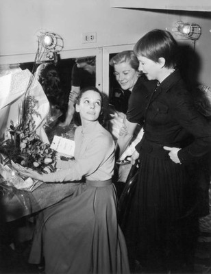 Susan Strasberg Barbara Bel Geddes Julie Harris look at a bouquet - Old Photo