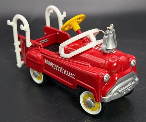 Voiture à Pédales Miniature Hallmark – 1955 Fire Chief, échelle Réduite, Occasion