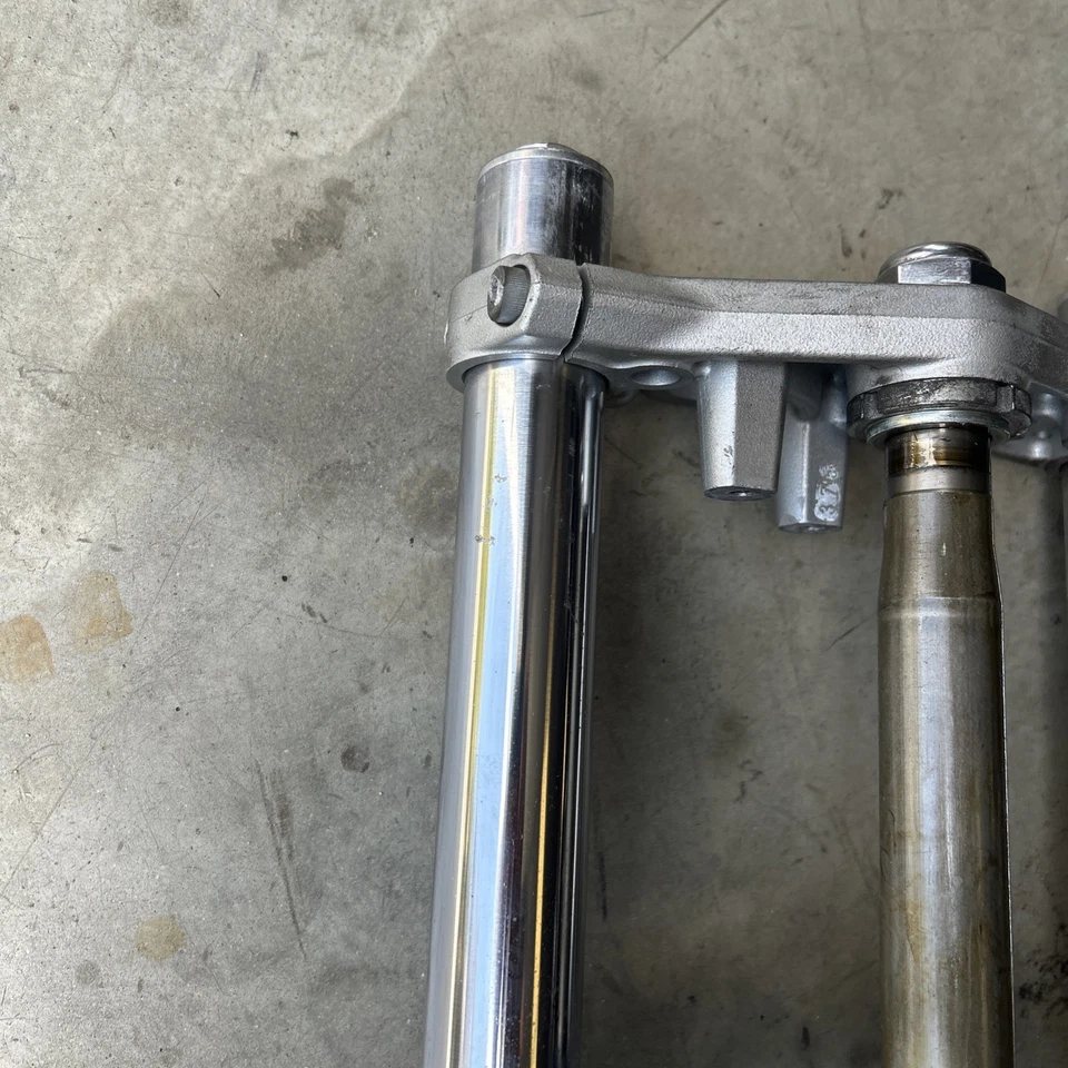 Horquillas delanteras rectas Suzuki GW250 2013-2017 Inazuma OEM con triple árbol Foto 4 de 4