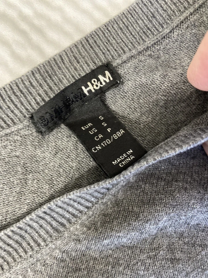 Suéter feminino H&M cinza gola V larga manga curta malha apertada tamanho pequeno - Imagem 3 de 4