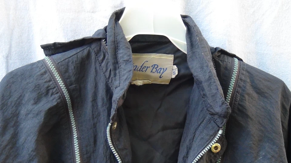 Rare Vintage Trader Bay Men's Black Zip-Up Hooded Jacket Vest Silk Nylon Size S - Image 4 of 4