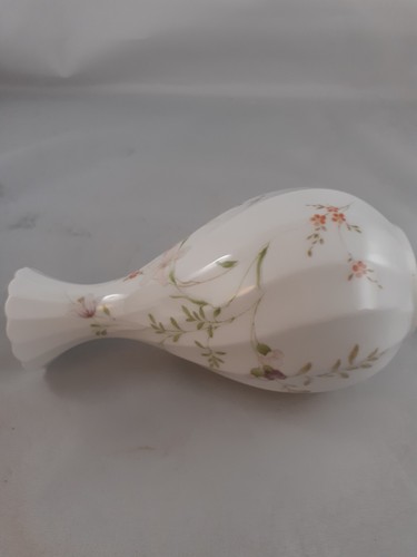 Wedgwood Campion Bud Vase 14 cm Bone China 1st Quality Vintage British - Picture 6 of 8