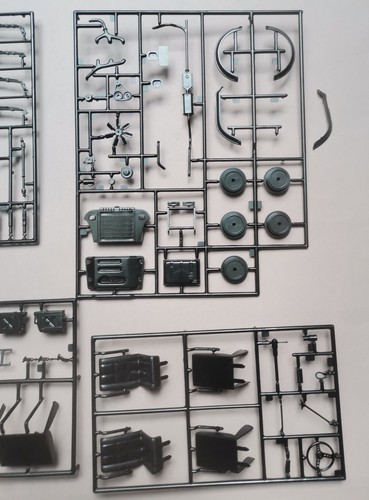 Jeep CJ-7 Revell #07470 1:16 defekt - Bild 10 von 18