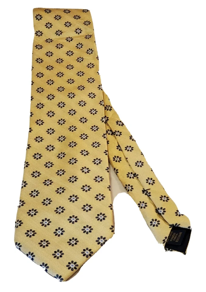 Corbata Club Room para hombre 100 % seda amarilla azul marino geométrica L 60" W 4" usada Foto 2 de 4