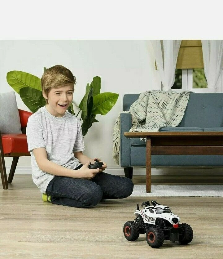 Monster Jam RC Dalmatian Monster Mutt Remote Control Truck 1:24 Scale - Image 4 of 4