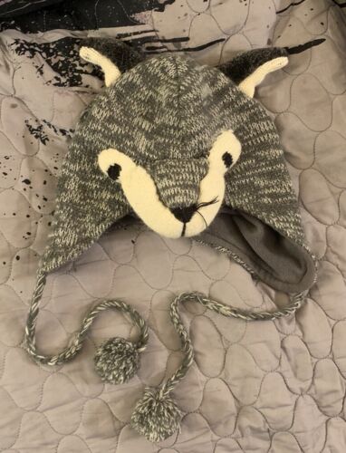 Sombrero de invierno con cuerdas con cara de lobo gris tejido para niñas de Claire's - Imagen 1 de 4