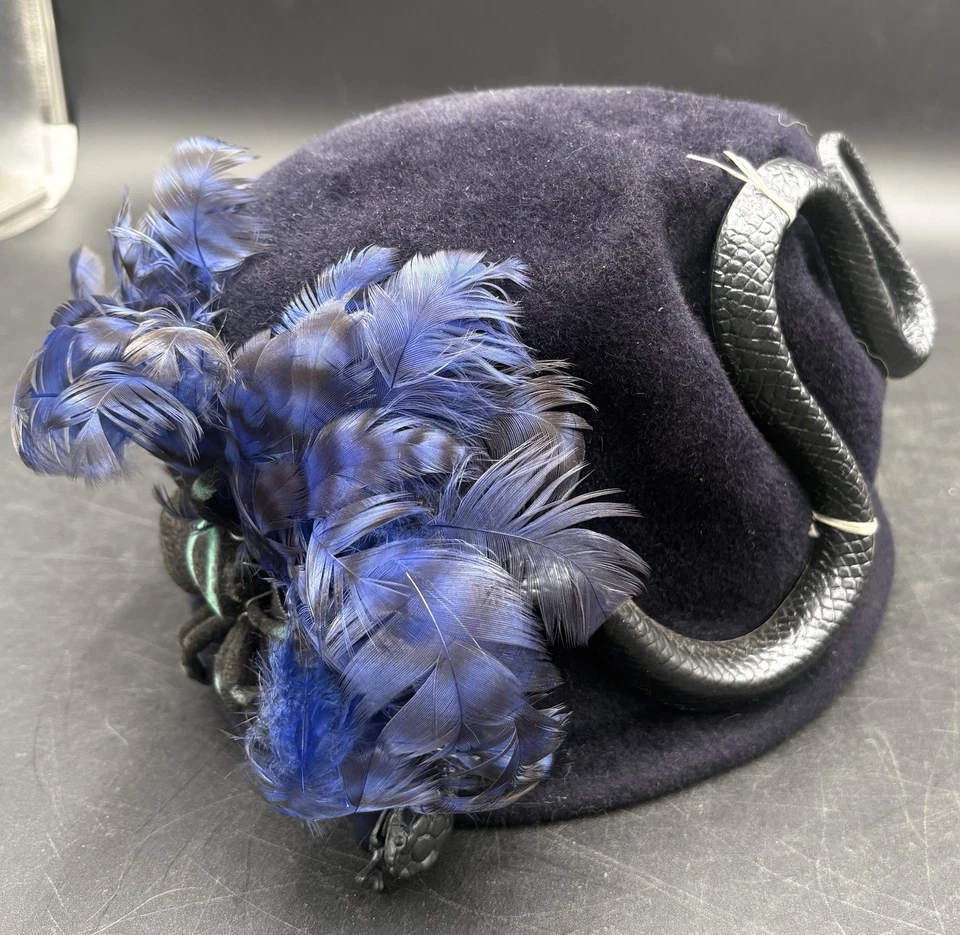 De Colección Azul Marino Oscuro Terciopelo Clotche Cubo Sombrero Halloween Araña Serpiente Broche Plumas Foto 2 de 4