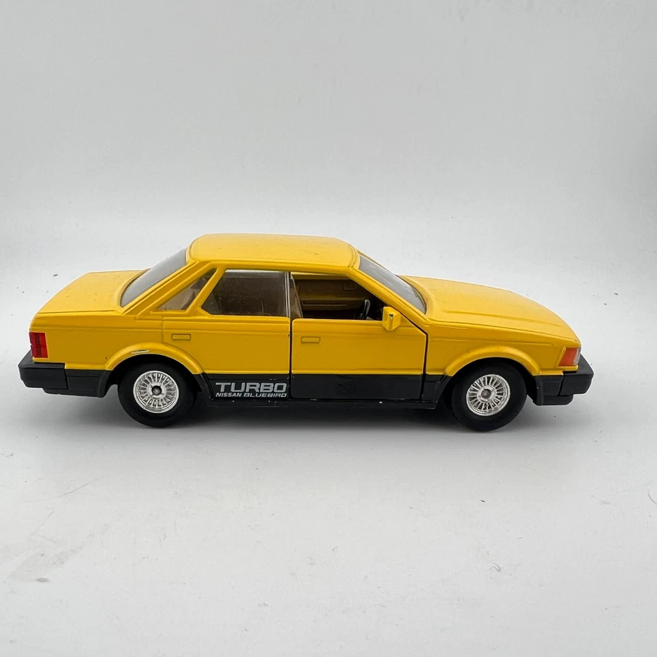 Tomica Dandy Nissan Bluebird 4 puertas techo rígido sedán amarillo escala 1:35 Japón Foto 4 de 4