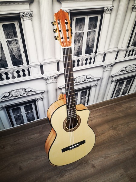 Guitarra flamenca Caro modelo Generalife CW amplificada con belcat