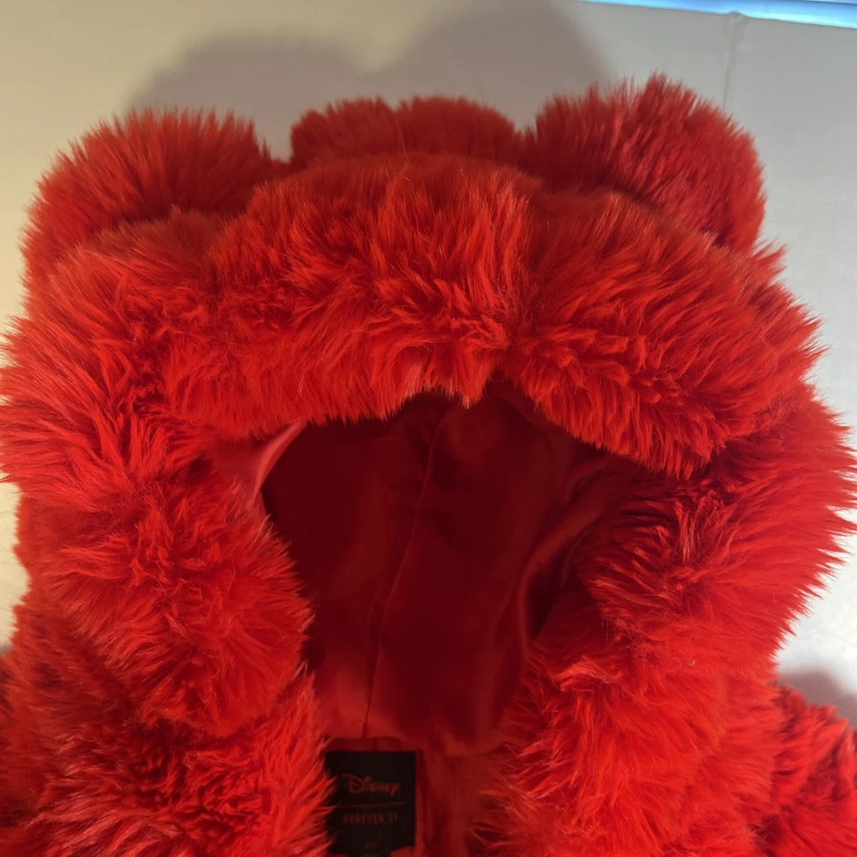 Chaqueta acolchada Forever 21 x Disney Mickey Mouse de piel sintética recortada roja con capucha pequeña Foto 3 de 4