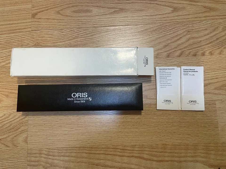 Vitrina de presentación de reloj Oris hecha en Suiza en color negro Foto 3 de 3