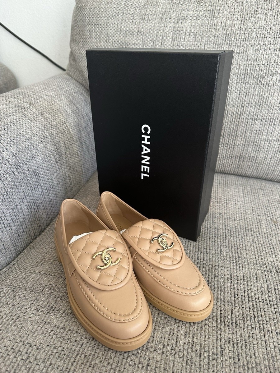 size 38EU NIB CHANEL 26C Beige Quilted Flap Turnlock Gold CC