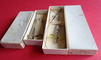 2X VERPACKTE VINTAGE ROBUSTE KÖDER ANGELHALTERUNGEN (CHAR & ADJUSTO SPINNER)