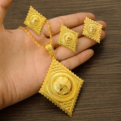 Gold chain best sale with big pendant