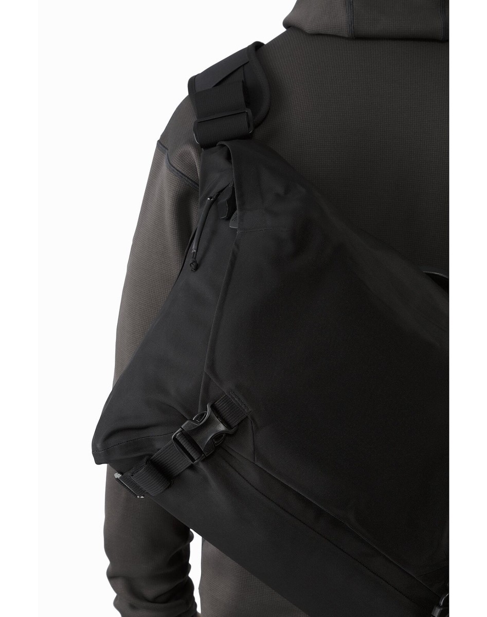NWT Arc'teryx Leaf Black Courier Messenger Bag 15 One Size NWT Arc'teryx Leaf Black Courier Messenger Bag 15 One Size