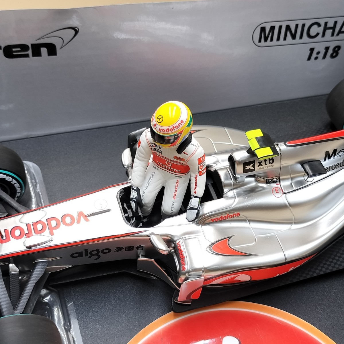 MINICHAMPS 1/18 Vodafone McLaren Mercedes MP4-25 L. Hamilton