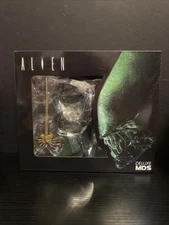 Mezco Designer Series Deluxe MDS 7 Inch Alien Action Figure