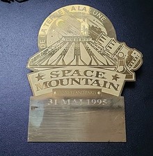 Disneyland paris - badge inauguration Space Mountain 31 mai 1995 authentique