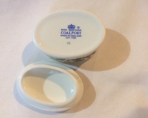 Coalport England. Love at Christmas Oval Bone China Trinket Box 3.25" - Picture 4 of 10