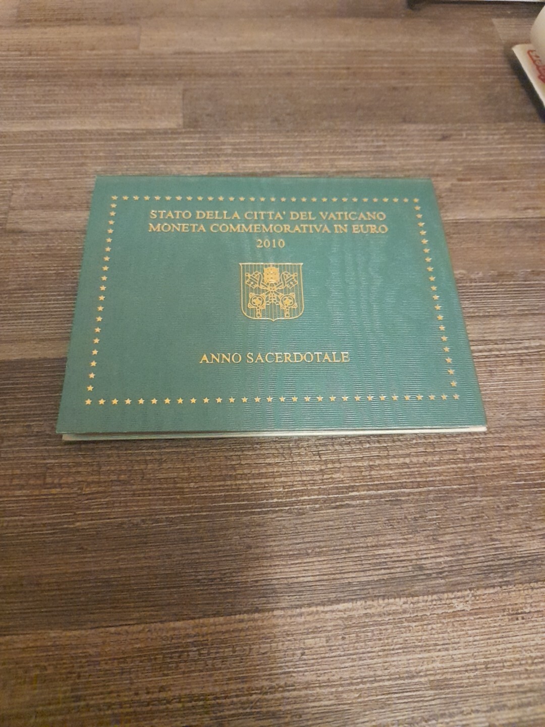 BLISTER 2 EURO VATICAN 2010 ANNEE DU SACERDOCE COMMEMORATIVE NEUF