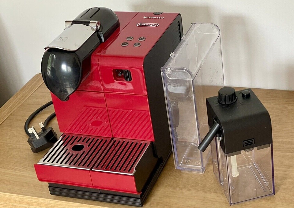 Delonghi Nespresso Lattissima Plus EN 520.R Coffee Machine Red