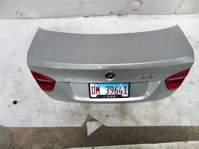 MONTAJE TAPA MALETERO BMW 325 XI 2006 OEM Foto 2 de 4